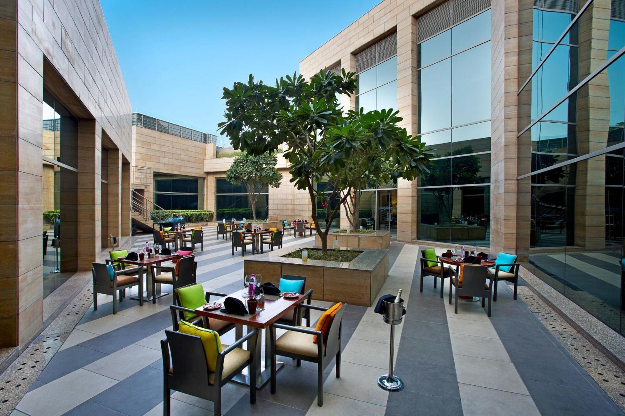 Courtyard By Marriott Gurugram Downtown Hotell Gurgaon Eksteriør bilde